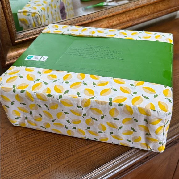 Kate Spade Yellow Lemon Print with white background Queen Sheet Set. 4-pieces. - Picture 8 of 10